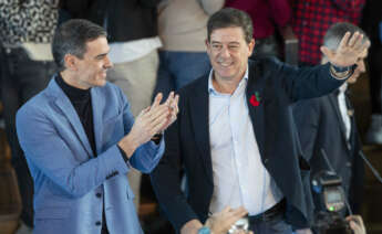 El secretario general del PSOE y presidente del Gobierno Pedro Sánchez (i) ha arropado al candidato a la Presidencia de la Xunta de Galicia Jose Ramón López Besteiro (d) este sábado en Vigo. EFE / Salvador Sas