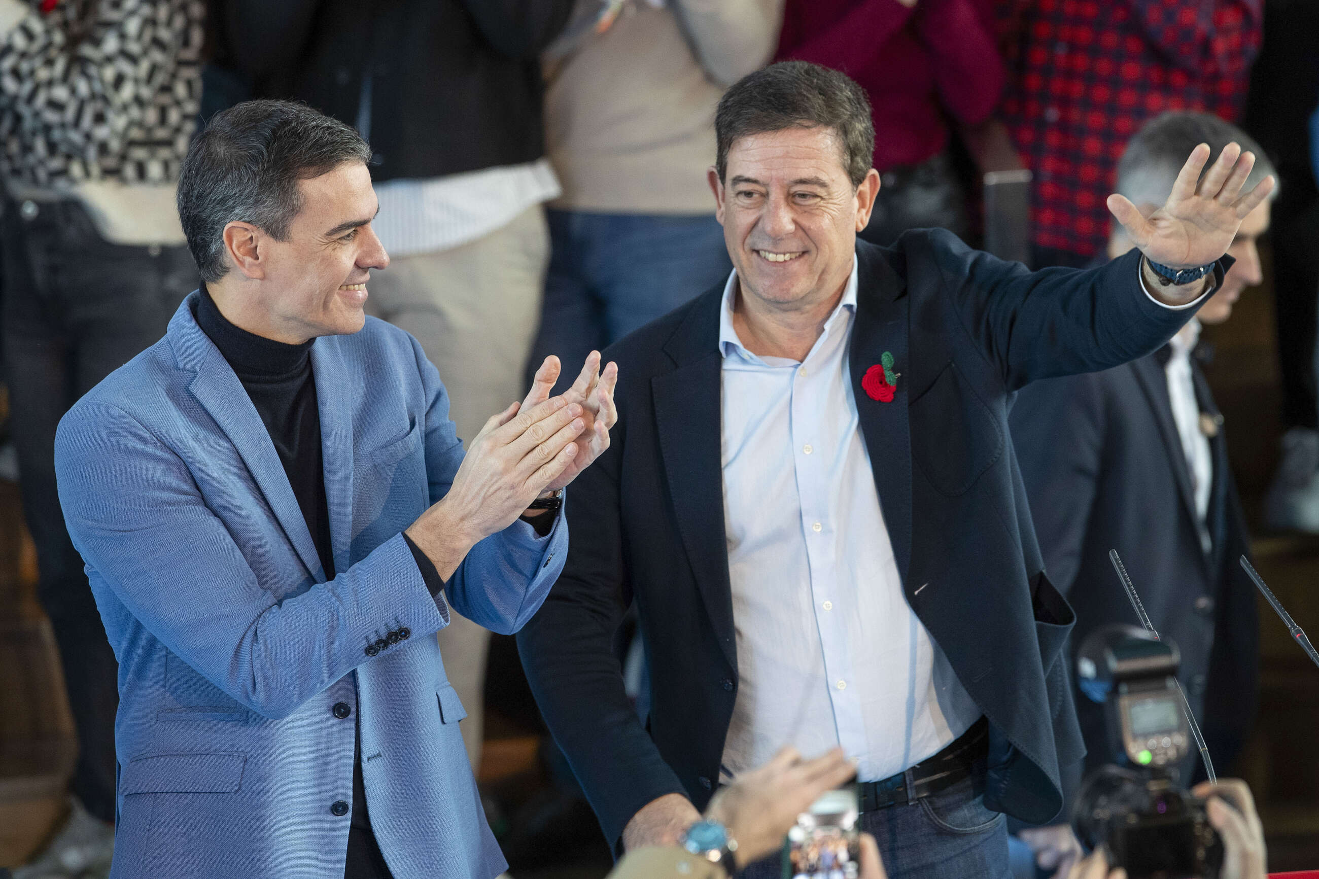 El secretario general del PSOE y presidente del Gobierno Pedro Sánchez (i) ha arropado al candidato a la Presidencia de la Xunta de Galicia Jose Ramón López Besteiro (d) este sábado en Vigo. EFE / Salvador Sas