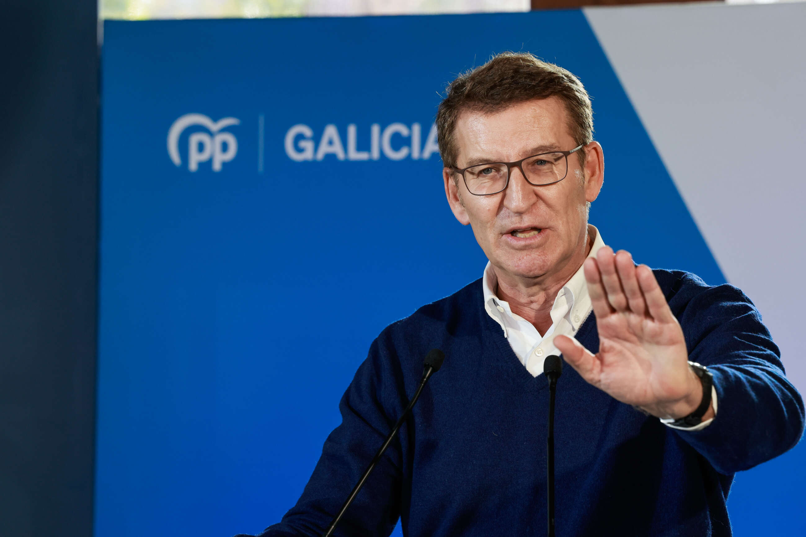 El líder del PP, Alberto Núñez Feijóo interviene en una comida electoral este martes en Oroso (A Coruña). EFE/ Lavandeira Jr