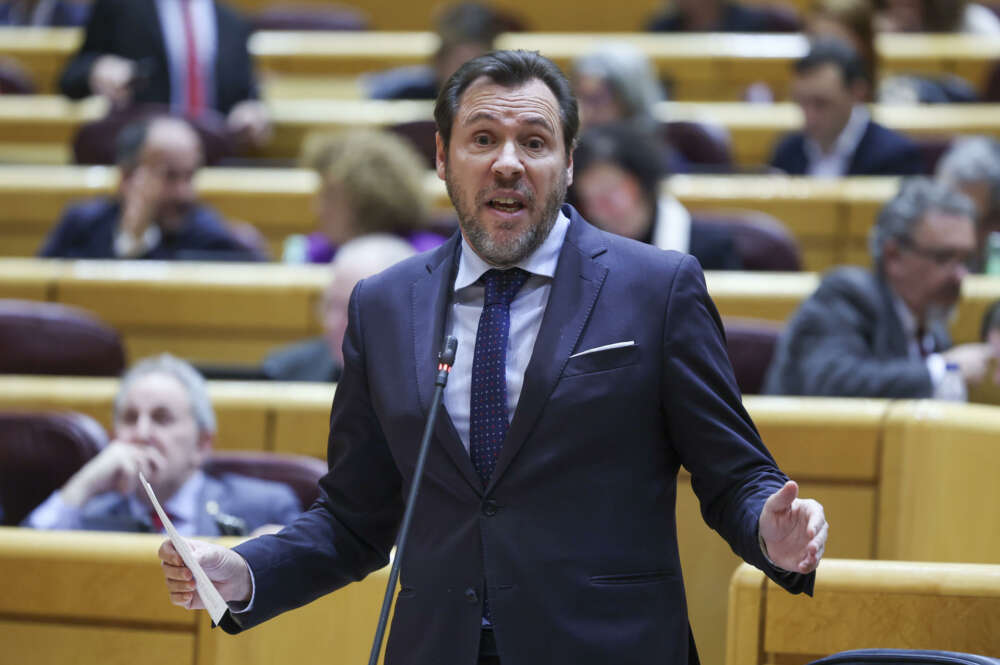 MADRID, 06/02/2024.- El ministro de Transportes y Movilidad Sostenible, Oscar Puente, participa en la sesión del control al Gobierno que celebra el pleno del Senado este martes. EFE/ Kiko Huesca