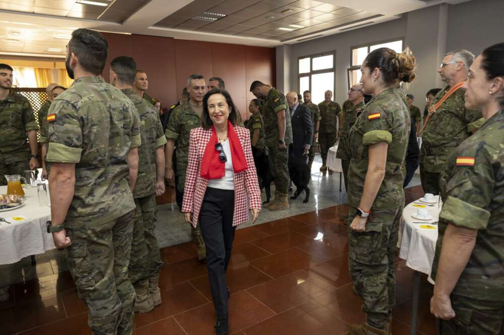 LAS PALMAS DE GRAN CANARIA, 05/02/2024.- La ministra de Defensa, Margarita Robles, visita este lunes en Las Palmas de Gran Canaria a la Brigada Canarias XVI, la más joven del Ejército de Tierra. EFE/ Quique Curbelo