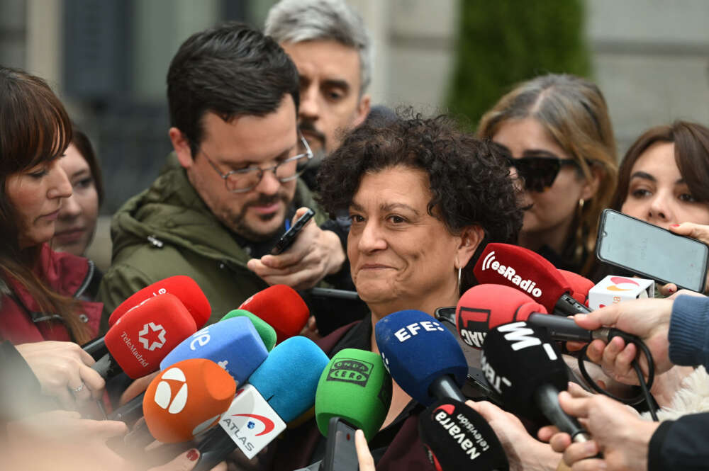 MADRID, 08/02/2024.- La diputada de ERC Pilar Vallugera Balañà atiende a los medios en el exterior del Congreso de los Diputados en el marco de la reunión mantenida por la Comisión de Venecia con los portavoces de la Comisión de Justicia del Congreso para dar cuenta del informe sobre la amnistía. EFE/ Fernando Villar