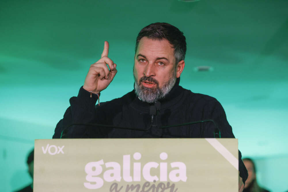 El presidente de Vox, Santiago Abascal, arropa en Galicia al candidato Álvaro Díaz Mella en un mitin en el hotel almirante de Ferrol. EFE/ Kiko Delgado