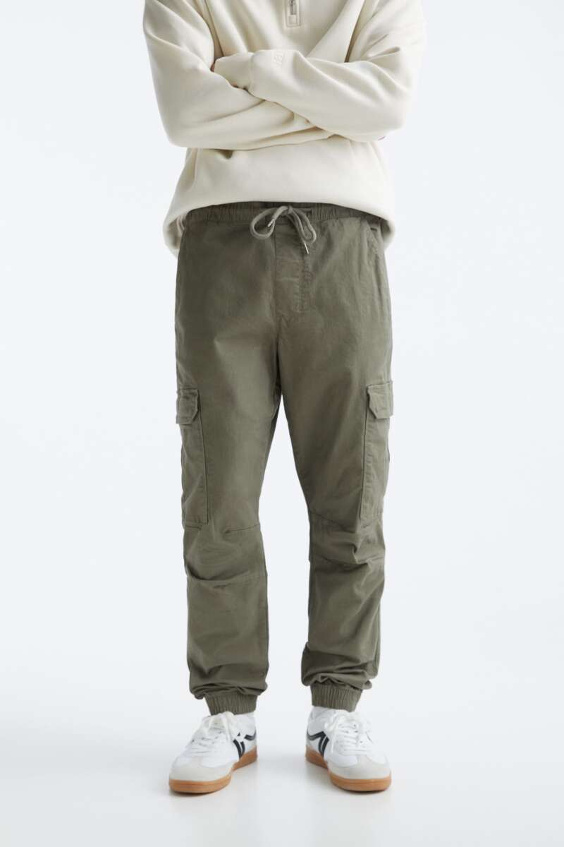 Los pantalones cargo para hombre de Pull&Bear