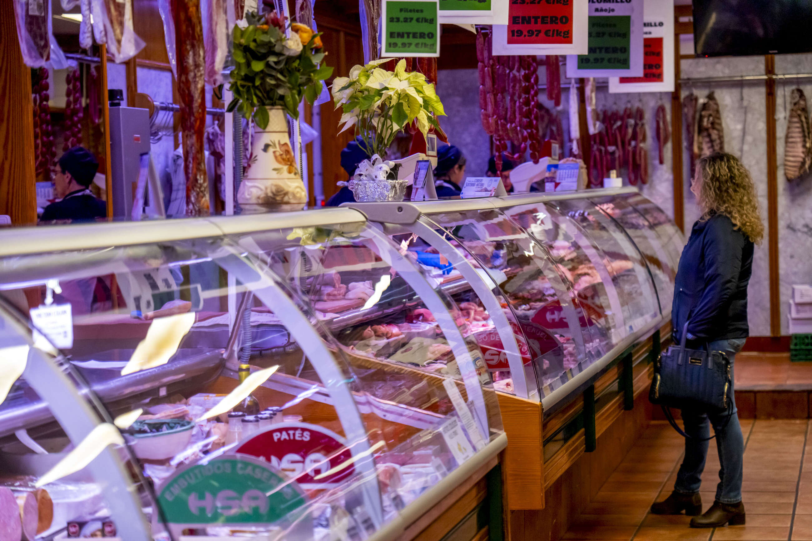 Una carnicería-charcutería en Teruel. EFE/Antonio García