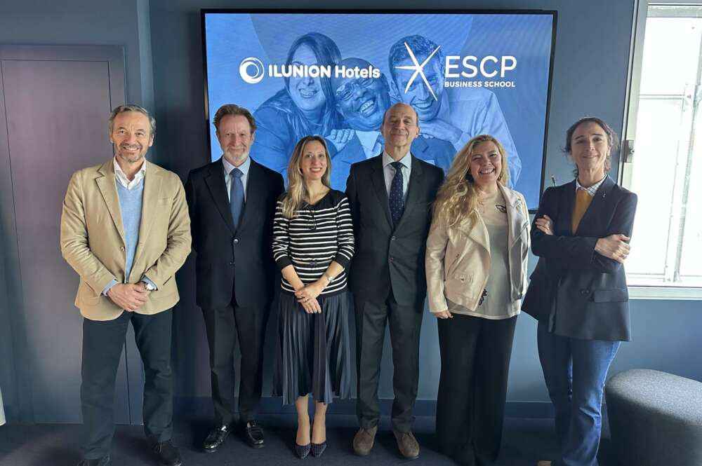 José Ángel Preciados, CEO de ILUNION Hotels, y Javier Tafur, director del campus de ESCP Business en Madrid, con varias personas de sus respectivos equipos