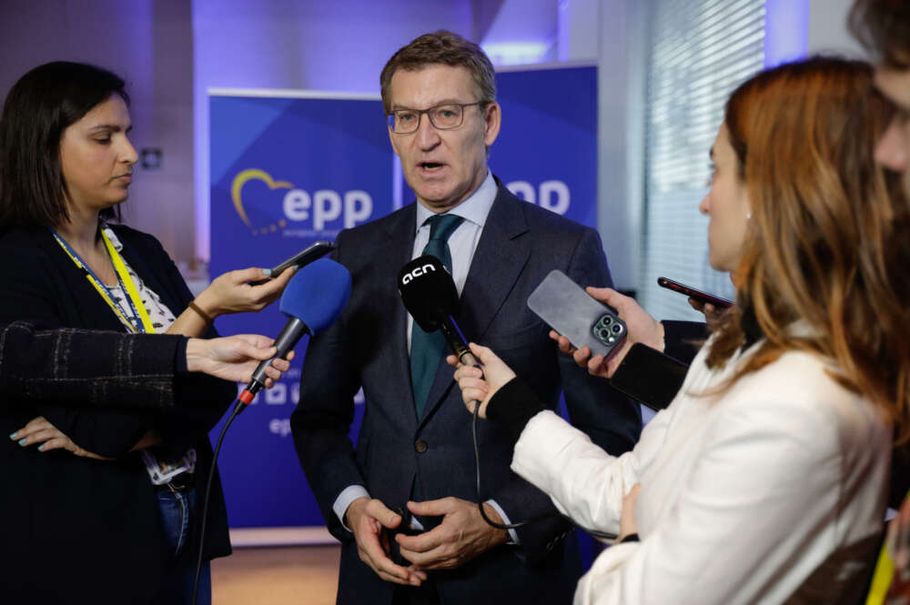 El líder del Partido Popular, Alberto Núñez Feijóo tras su encuentro con el presidente del Partido Popular Europeo, Manfred Weber en Bruselas. EFE/Pablo Garrigós