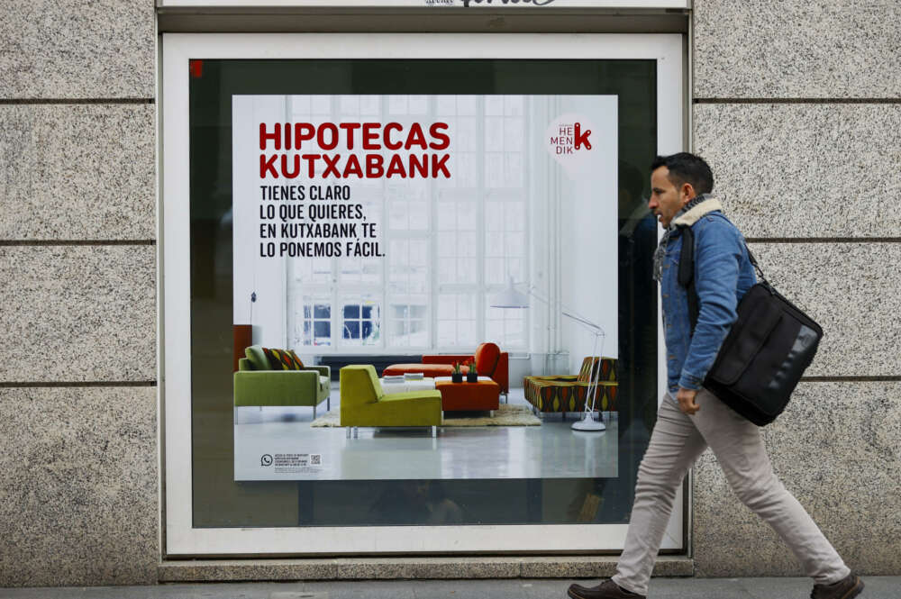 Un cartel de un banco en Bilbao anuncia préstamos para vivienda. EFE/Luis Tejido