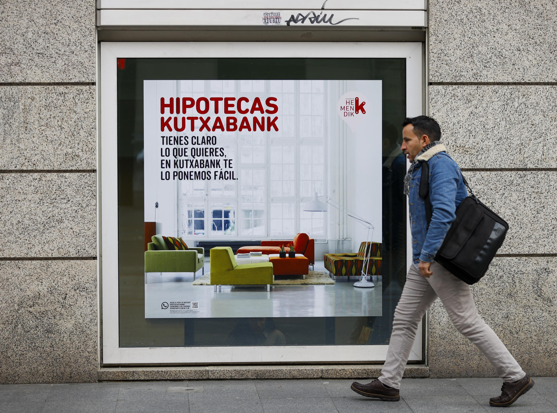 Un cartel de un banco en Bilbao anuncia préstamos para vivienda. EFE/Luis Tejido