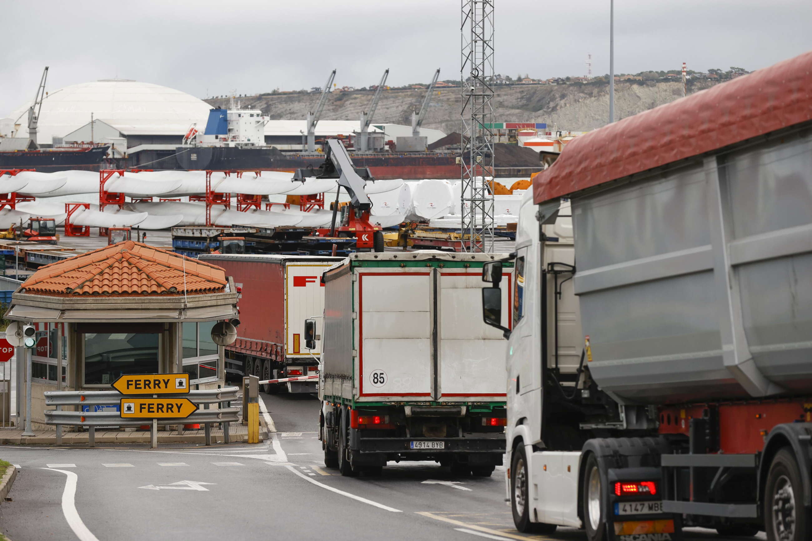 Camiones de mercancías en el Puerto de Bilbao. EFE/Miguel Toña