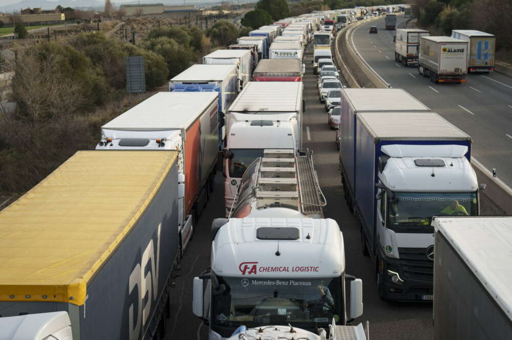 GRAFCAT8873. BARCELONA (ESPAÑA), 26/01/2024.-Las protestas de los agricultores franceses se han endurecido y han acabado cortando este viernes la autopista AP-7 en la Jonquera (Girona) en ambos sentidos de circulación y para todo tipo de vehículos. En la imagen agentes de los Mossos d'Esquadra informan a los camioneros que circulan por esta vía.EFE/ David Borrat