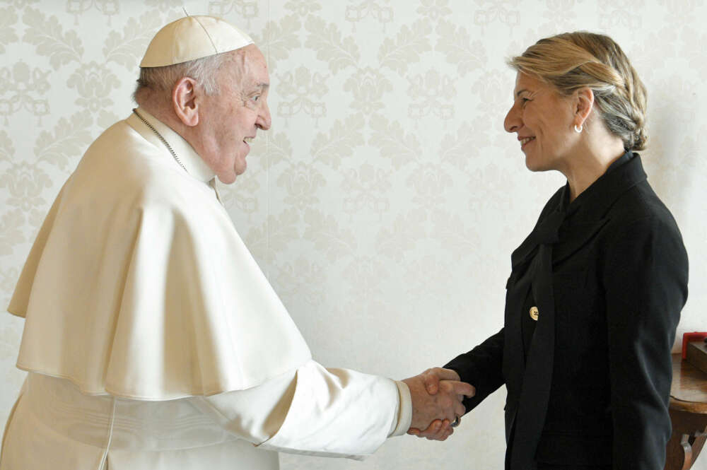 GRAF6106. Ciudad del Vaticano, 02/02/2024.- El papa Francisco saluda a la vicepresidenta segunda del Gobierno español, Yolanda Díaz, durante una audiencia celebrada este viernes en el Vaticano. EFE/ Vaticano - SOLO USO EDITORIAL/SOLO DISPONIBLE PARA ILUSTRAR LA NOTICIA QUE ACOMPAÑA (CRÉDITO OBLIGATORIO) -