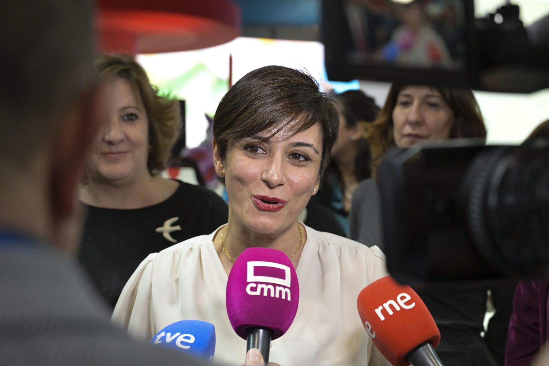 MADRID, 26/01/2024.- La ministra de Vivienda y Agenda Urbana, Isabel Rodríguez, atiende a la prensa en FITUR 2024, donde asiste a la presentación del espectáculo audiovisual 'Lumina Catedral de Toledo' en FITUR 2024 y visita el estand de Castilla-La Mancha, este viernes en IFEMA Madrid. EFE/ Jesús Monroy