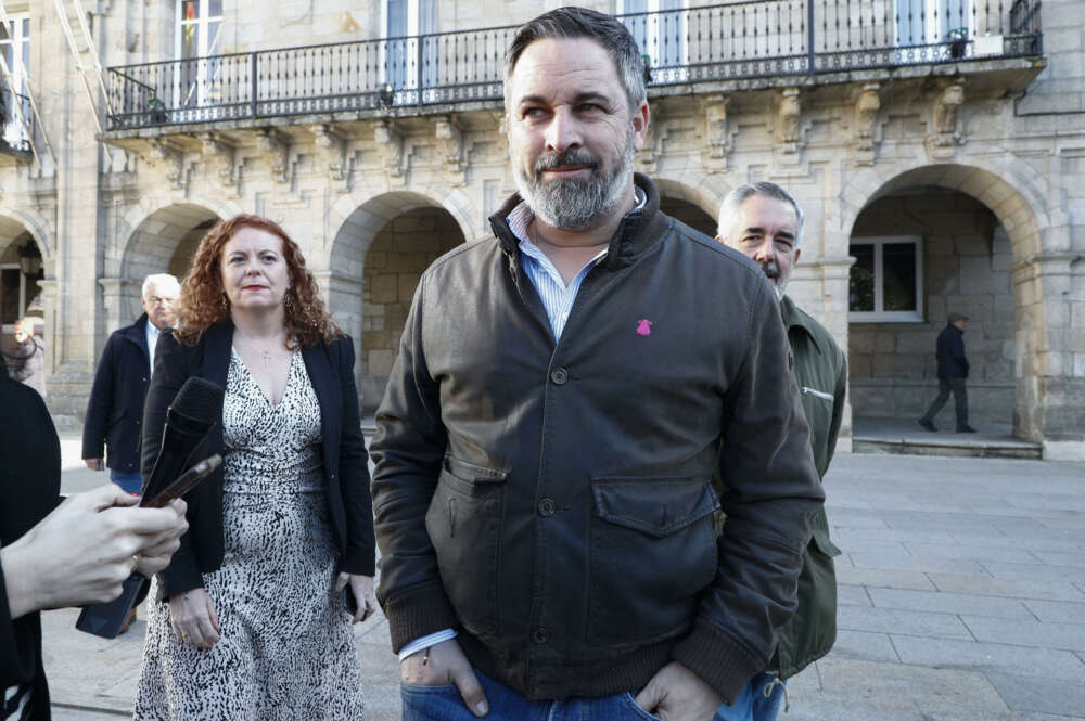 LUGO, 04/02/2024.- El líder de Vox, Santiago Abascal (c), pasea junto al candidato a la presidencia de la Xunta, Álvaro Díaz-Mella (d), y la cabeza de cartel por Lugo, Sonia Teijeiro (i), durante un mitin electoral de cara a las elecciones gallegas, este domingo, en Lugo. EFE/ Eliseo Trigo