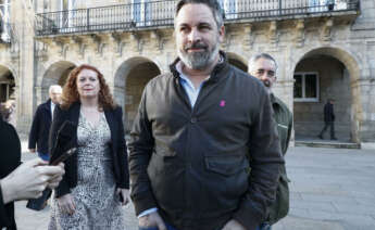 LUGO, 04/02/2024.- El líder de Vox, Santiago Abascal (c), pasea junto al candidato a la presidencia de la Xunta, Álvaro Díaz-Mella (d), y la cabeza de cartel por Lugo, Sonia Teijeiro (i), durante un mitin electoral de cara a las elecciones gallegas, este domingo, en Lugo. EFE/ Eliseo Trigo