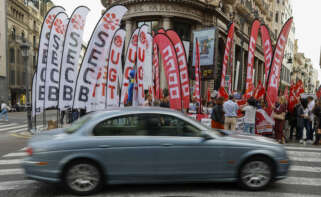 CCOO, UGT y FINE se concentran ante la sede social de CaixaBank. EFE/ Kai Forsterling