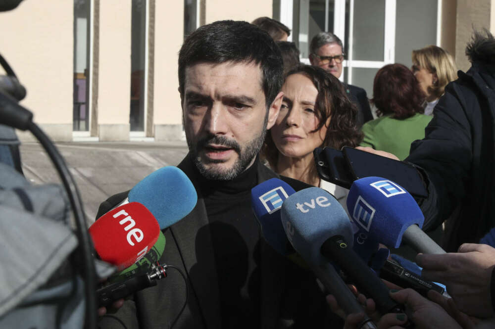 OVIEDO, 01/02/2024.- El ministro de Derechos Sociales, Consumo y Agenda 2030, Pablo Bustinduy hace declaraciones a los medios tras su visita este jueves en Oviedo el edificio del antiguo centro materno infantil, donde se va a ubicar uno de los centros especializados en la atención a personas enfermas de esclerosis lateral amiotrófica (ELA). EFE/ J.L.Cereijido