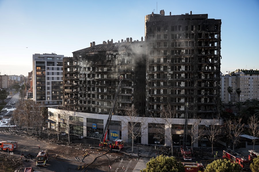 Un fulminante y devastador incendio en un edificio de viviendas de catorce plantas en Valencia. EFE/Manuel Bruque