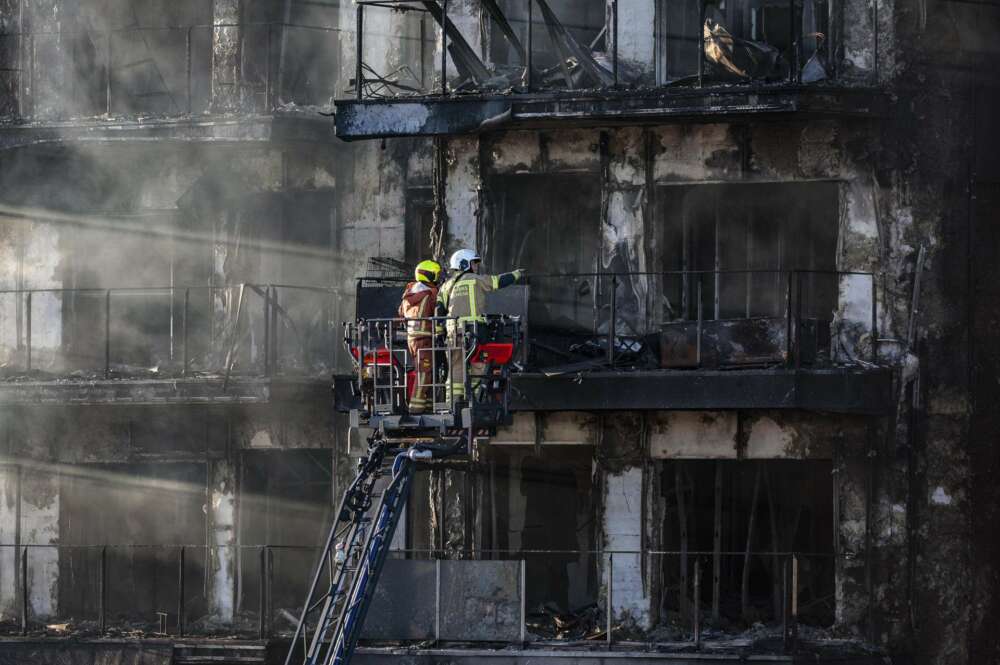 El edificio incendiado en Valencia. Foto: EFE.