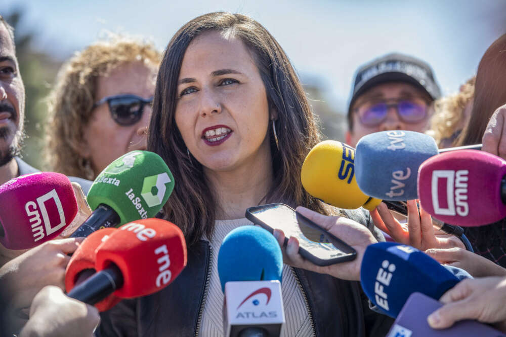 TOLEDO, 06/04/2023.- La secretaria general de Podemos y ministra de Derechos Sociales y Agenda 2030, Ione Belarra, atiende a los medios durante una visita a la senda ecológica del río Tajo. EFE/Ismael Herrero