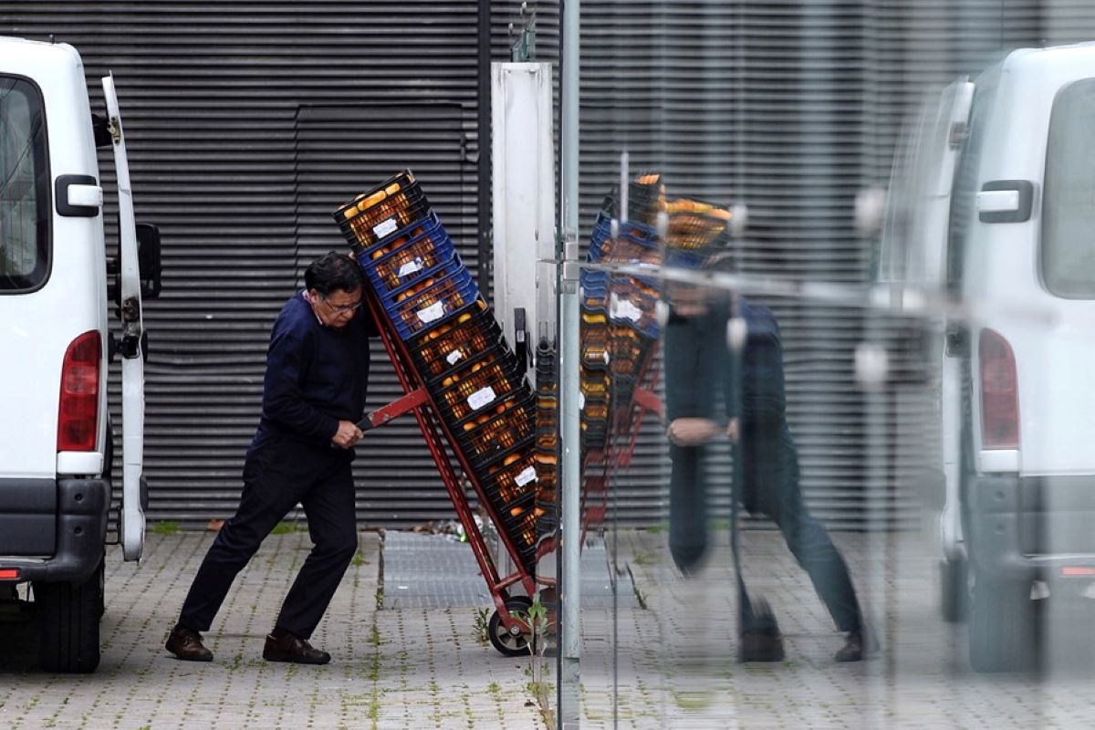 Un trabajador en su jornada laboral. EFE/ NACHO GALLEGO