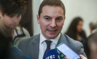 MADRID, 09/02/2024.- El secretario general del PSOE-M, Juan Lobato, atiende a los medios mientras protagoniza un desayuno informativo del Forum Europa en un hotel madrileño este viernes. EFE/ Fernando Alvarado