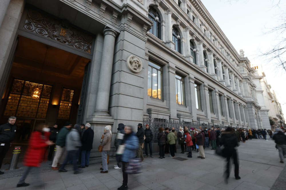 Numerosas personas hace colas ante el Banco de España para comprar deuda pública española. EFE/ Javier Lizon