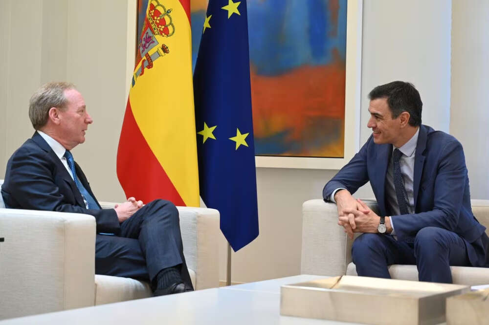 MADRID, 19/02/2024.-El presidente del Gobierno, Pedro Sánchez, ha mantenido este lunes un encuentro en el complejo de La Moncloa con el presidente de Microsoft, Brad Smith, quien le ha anunciado el plan de la compañía de cuadruplicar sus inversiones en España, alcanzando los 1.950 millones de euros en el año 2025. EFE/Pool Moncloa/Borja Puig de la Bellacasa***SOLO USO EDITORIAL/SOLO DISPONIBLE PARA ILUSTRAR LA NOTICIA QUE ACOMPAÑA (CRÉDITO OBLIGATORIO)***