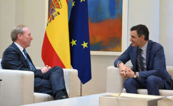 MADRID, 19/02/2024.-El presidente del Gobierno, Pedro Sánchez, ha mantenido este lunes un encuentro en el complejo de La Moncloa con el presidente de Microsoft, Brad Smith, quien le ha anunciado el plan de la compañía de cuadruplicar sus inversiones en España, alcanzando los 1.950 millones de euros en el año 2025. EFE/Pool Moncloa/Borja Puig de la Bellacasa***SOLO USO EDITORIAL/SOLO DISPONIBLE PARA ILUSTRAR LA NOTICIA QUE ACOMPAÑA (CRÉDITO OBLIGATORIO)***