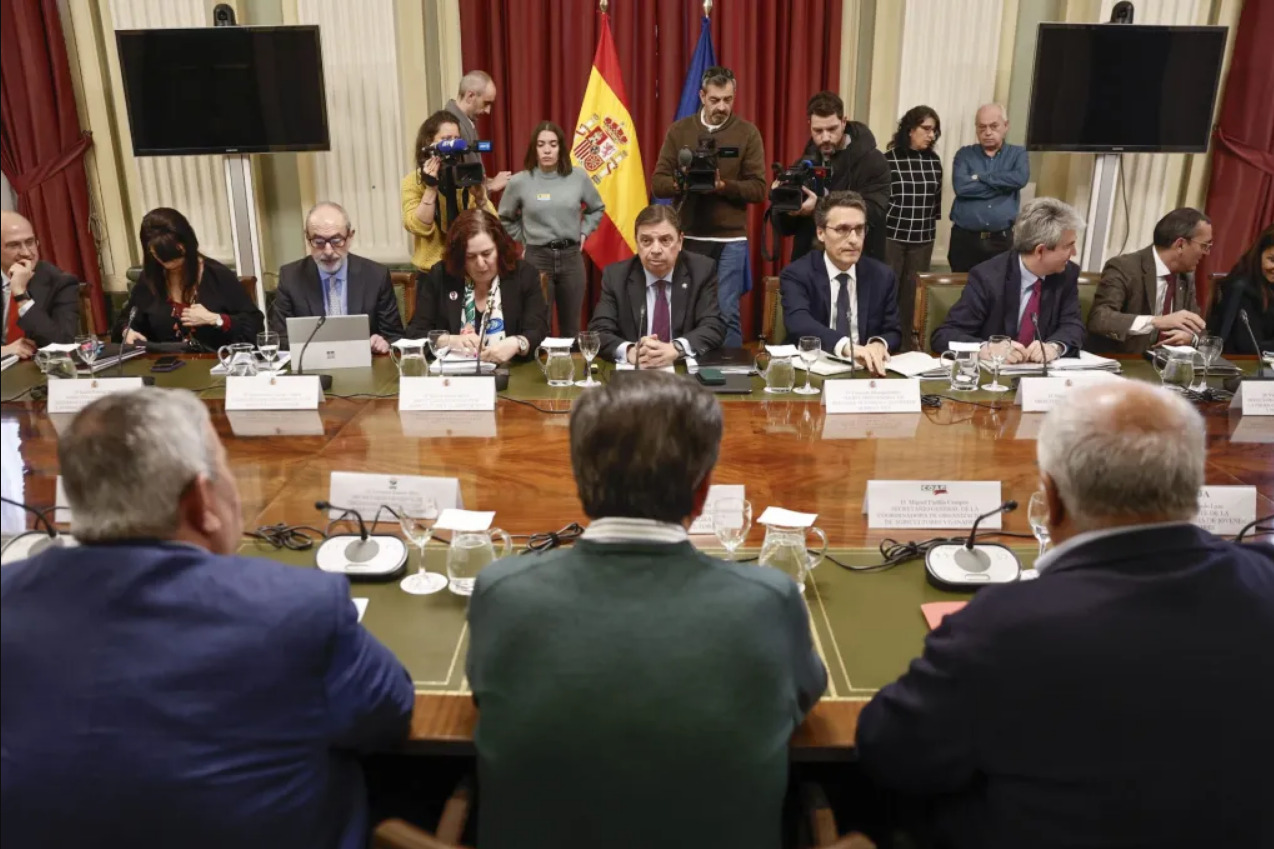 El ministro de Agricultura, Pesca y Alimentación, Luis Planas (c), recibe a las organizaciones agrarias Asaja, COAG y UPA para abordar las decisiones adoptadas este lunes en el Consejo de Ministros de Agricultura de la UE, mientras los agricultores catalanes prolongan hasta el jueves sus protestas.EFE/ Sergio Perez