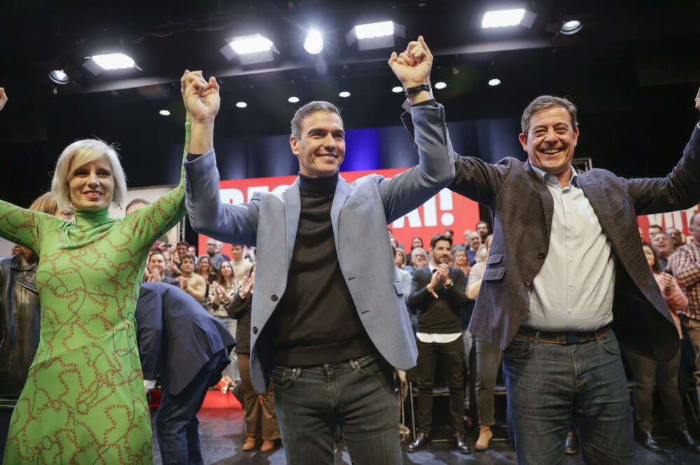 A CORUÑA, 15/02/24.- El presidente del Gobierno, Pedro Sánchez, junto al candidato de su partido a la presidencia de la Xunta de Galicia, José Ramón Gómez Besteiro (d), y la cabeza de lista por la provincia de A Coruña, Patricia Iglesias (i), durante el acto de campaña celebrado este jueves en A Coruña. EFE/Cabalar