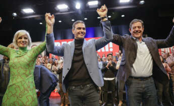 A CORUÑA, 15/02/24.- El presidente del Gobierno, Pedro Sánchez, junto al candidato de su partido a la presidencia de la Xunta de Galicia, José Ramón Gómez Besteiro (d), y la cabeza de lista por la provincia de A Coruña, Patricia Iglesias (i), durante el acto de campaña celebrado este jueves en A Coruña. EFE/Cabalar