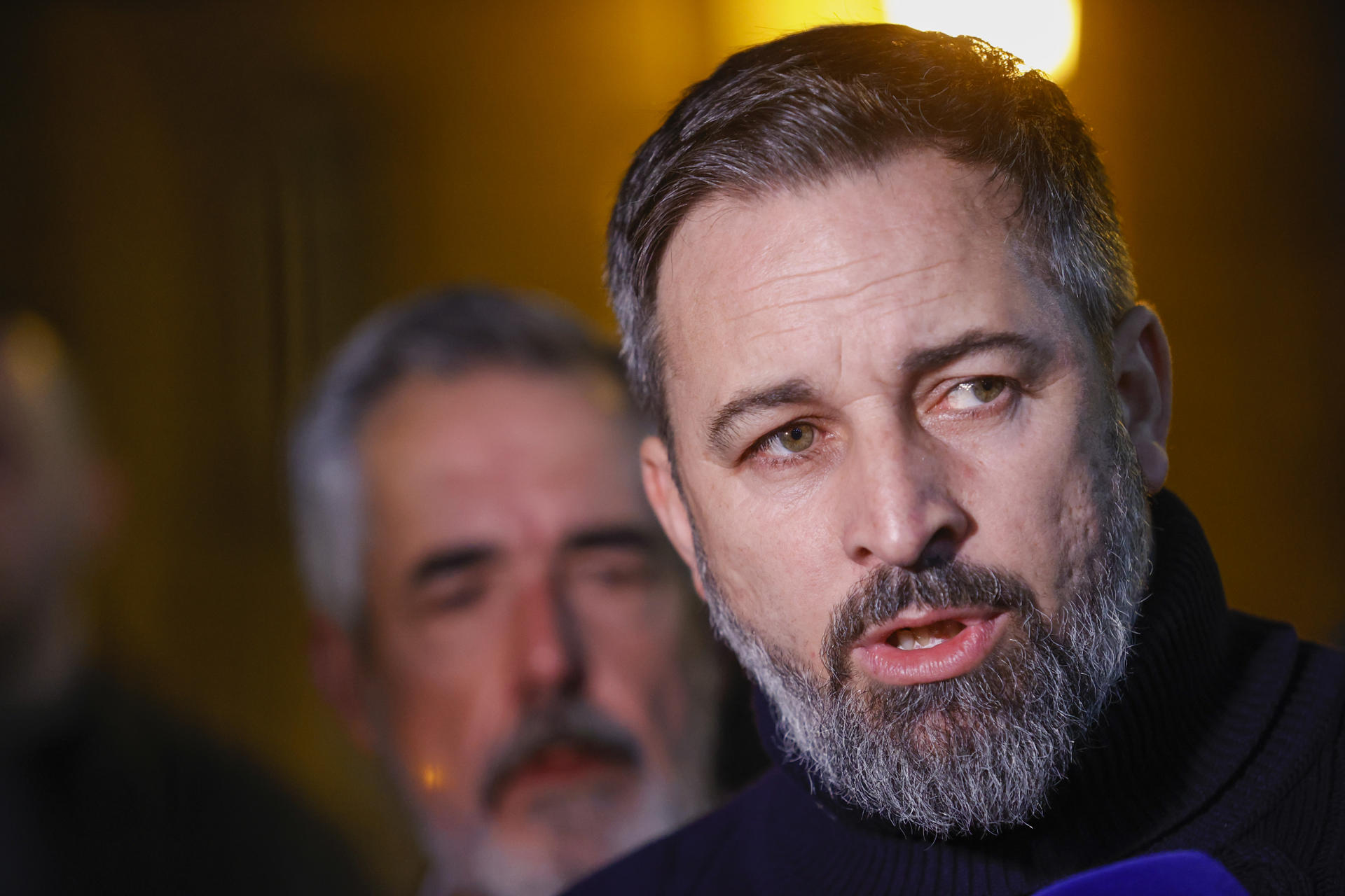 FERROL (A CORUÑA), 14/02/2024.- El presidente de Vox, Santiago Abascal, arropa en Galicia al candidato Álvaro Díaz Mella en un mitin en el hotel almirante de Ferrol. EFE/ Kiko Delgado