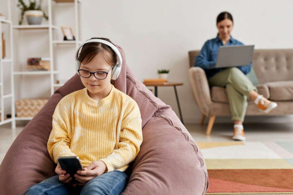 Chica adolescente jugando juegos móviles