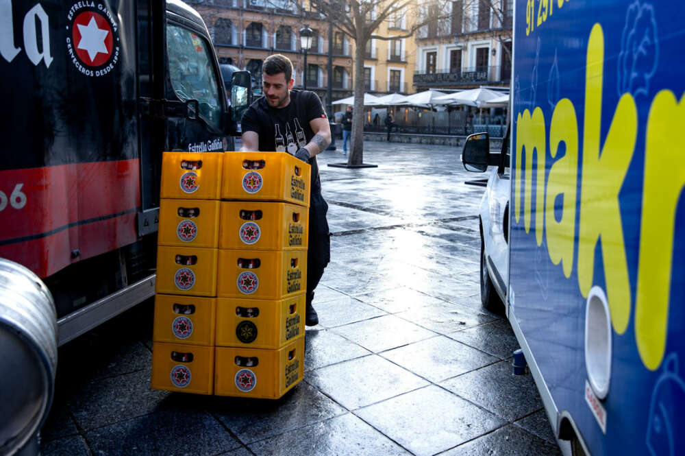 TOLEDO, 02/02/2024.- El empleo se resintió en enero, un mes habitualmente malo para el mercado laboral español, con 231.250 afiliados menos de media y un aumento del paro de 60.404 personas tras el fin de la campaña navideña. En la imagen, un trabajador en Toledo este viernes. EFE/Ismael Herrero