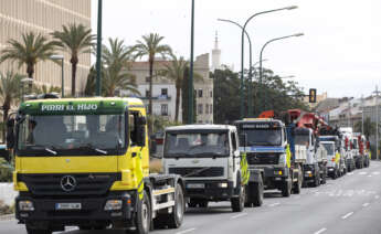 GRAFAND7094. MÁLAGA, 17/03/2022.- Una caravana de camiones ha recorrido de forma lenta las principales avenidas de Málaga capital, hoy jueves, originando complicaciones en la circulación de vehículos en la cuarta jornada de huelga de transportistas convocada por la Plataforma en Defensa del Sector del Transporte de Mercancías por Carretera.EFE/Daniel Pérez