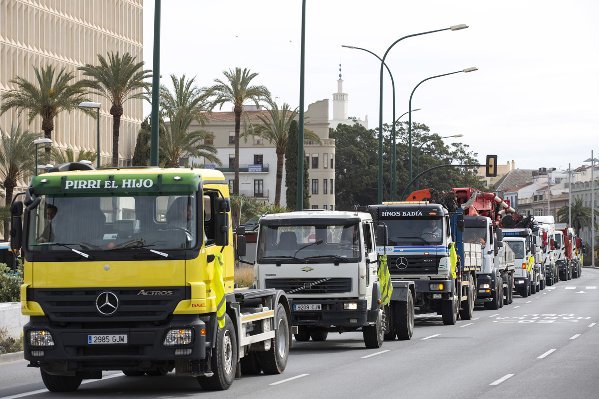 GRAFAND7094. MÁLAGA, 17/03/2022.- Una caravana de camiones ha recorrido de forma lenta las principales avenidas de Málaga capital, hoy jueves, originando complicaciones en la circulación de vehículos en la cuarta jornada de huelga de transportistas convocada por la Plataforma en Defensa del Sector del Transporte de Mercancías por Carretera.EFE/Daniel Pérez