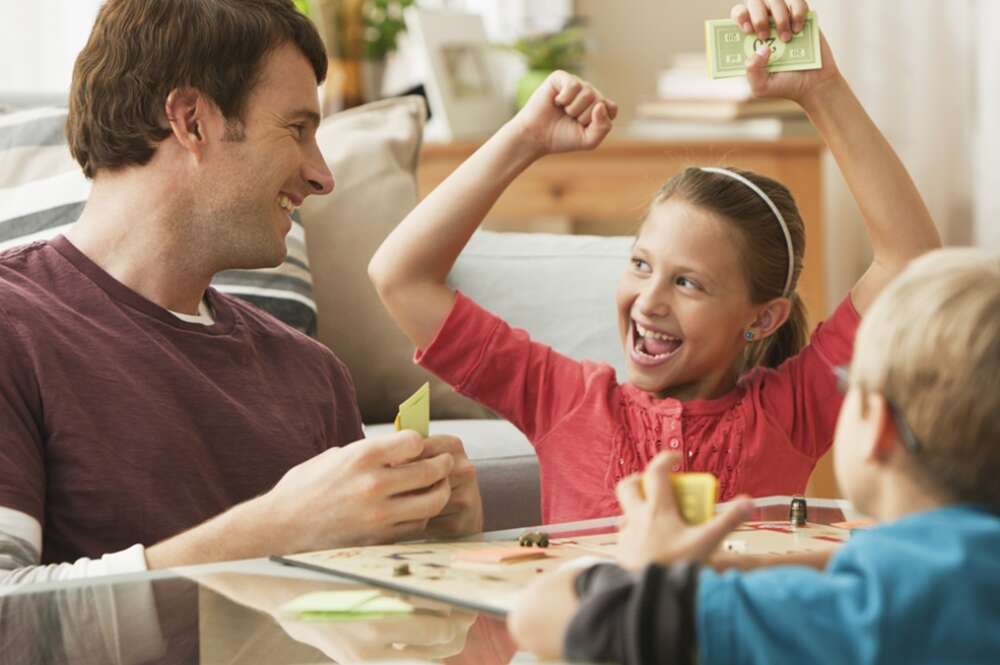 Una familia juega a juegos de mesa.