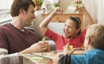 Una familia juega a juegos de mesa.