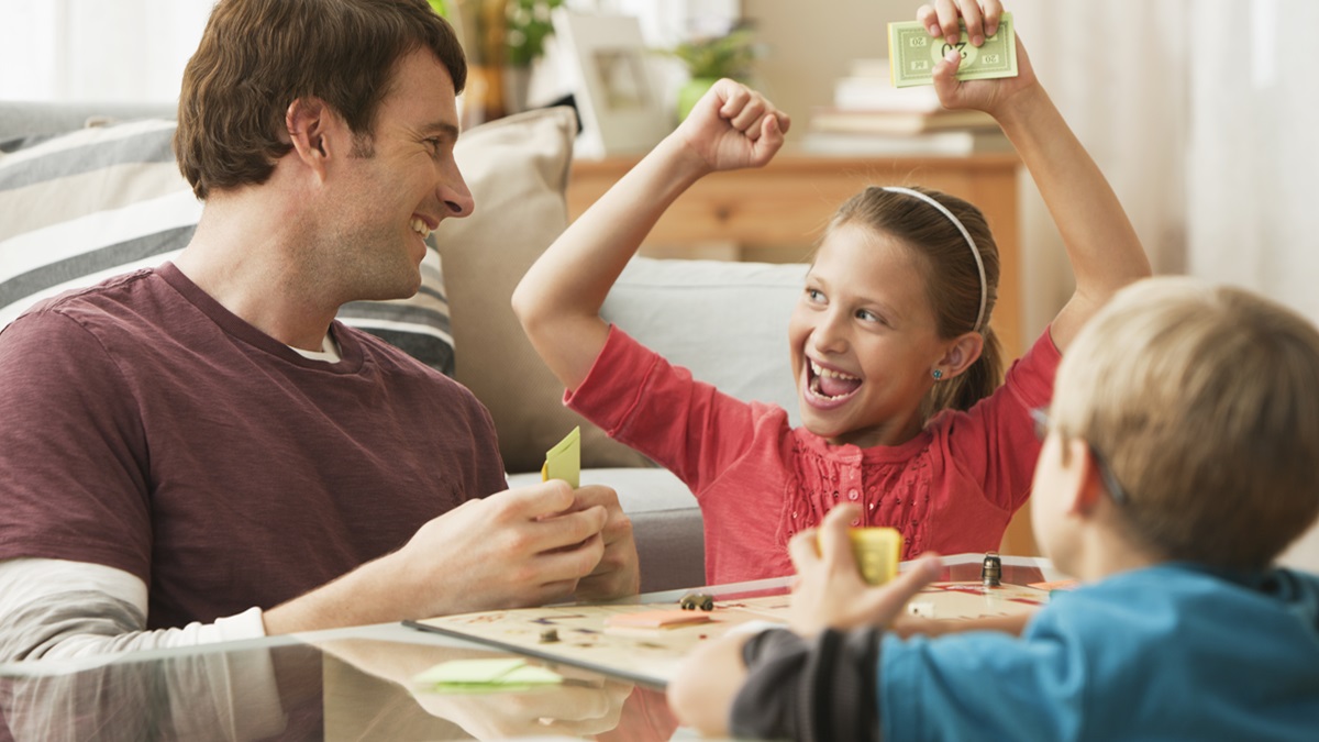 Una familia juega a juegos de mesa.