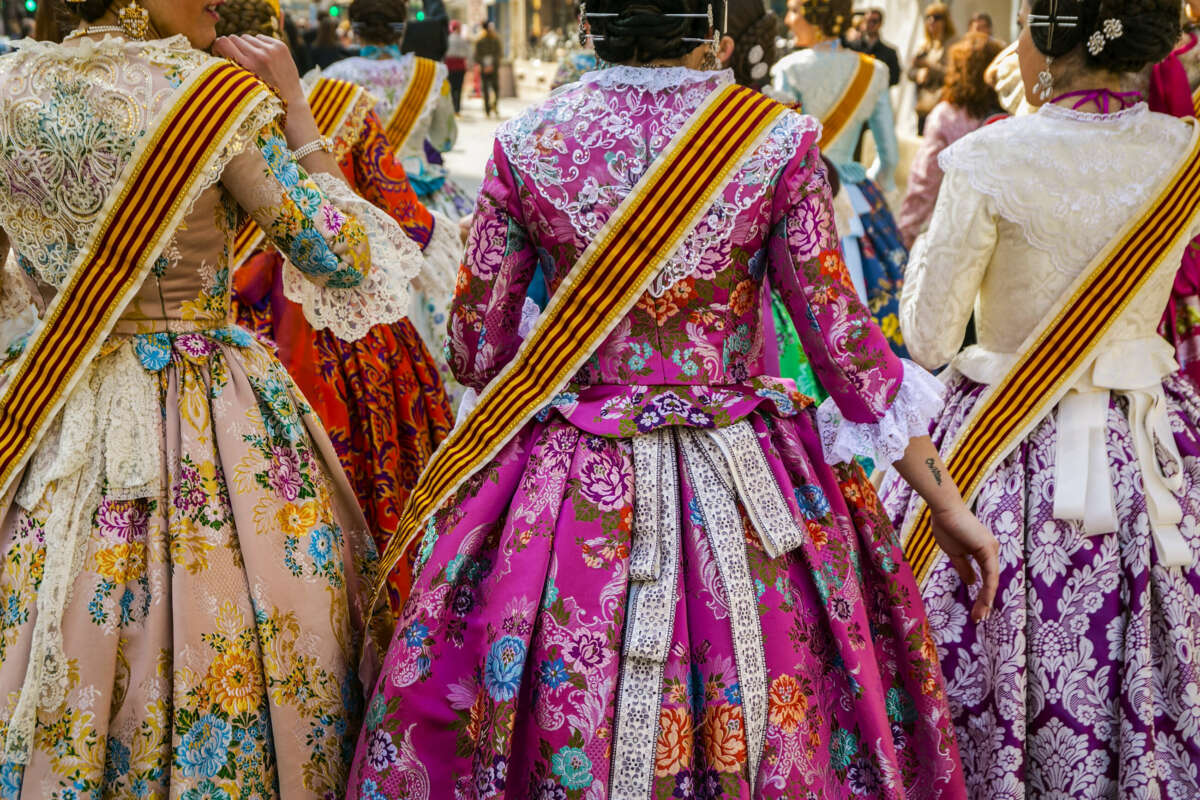 Unas falleras en el festival de las fallas de Valencia