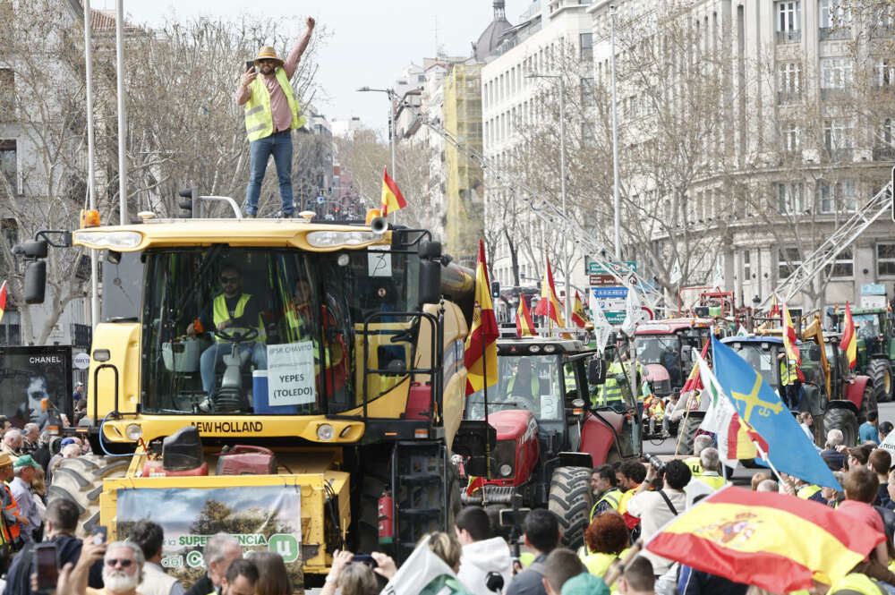 MADRID, 17/03/2024.- Agricultores y ganaderos participan en una tractorada de protesta en Madrid este domingo. Los agricultores y ganaderos han empezado ya a concentrarse en torno al Ministerio para la Transición Ecológica para iniciar la manifestación que unirá a entre 150 y 200 tractores, dos mil personas y 50 autobuses, convocados por Unión de Uniones, con el fin de pedir soluciones para el campo. EFE/Sergio Pérez