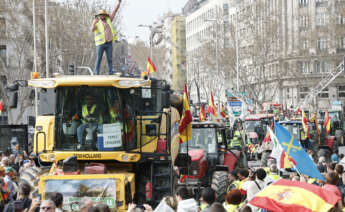 MADRID, 17/03/2024.- Agricultores y ganaderos participan en una tractorada de protesta en Madrid este domingo. Los agricultores y ganaderos han empezado ya a concentrarse en torno al Ministerio para la Transición Ecológica para iniciar la manifestación que unirá a entre 150 y 200 tractores, dos mil personas y 50 autobuses, convocados por Unión de Uniones, con el fin de pedir soluciones para el campo. EFE/Sergio Pérez