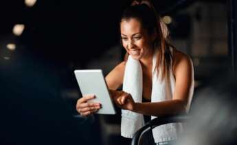 Una mujer practica ejercicio en un gimnasio. Foto: Freepik.