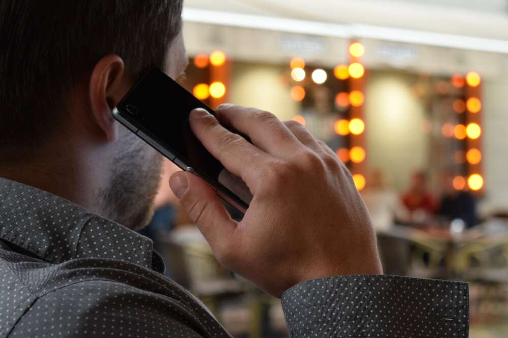 Un hombre que habla por teléfono