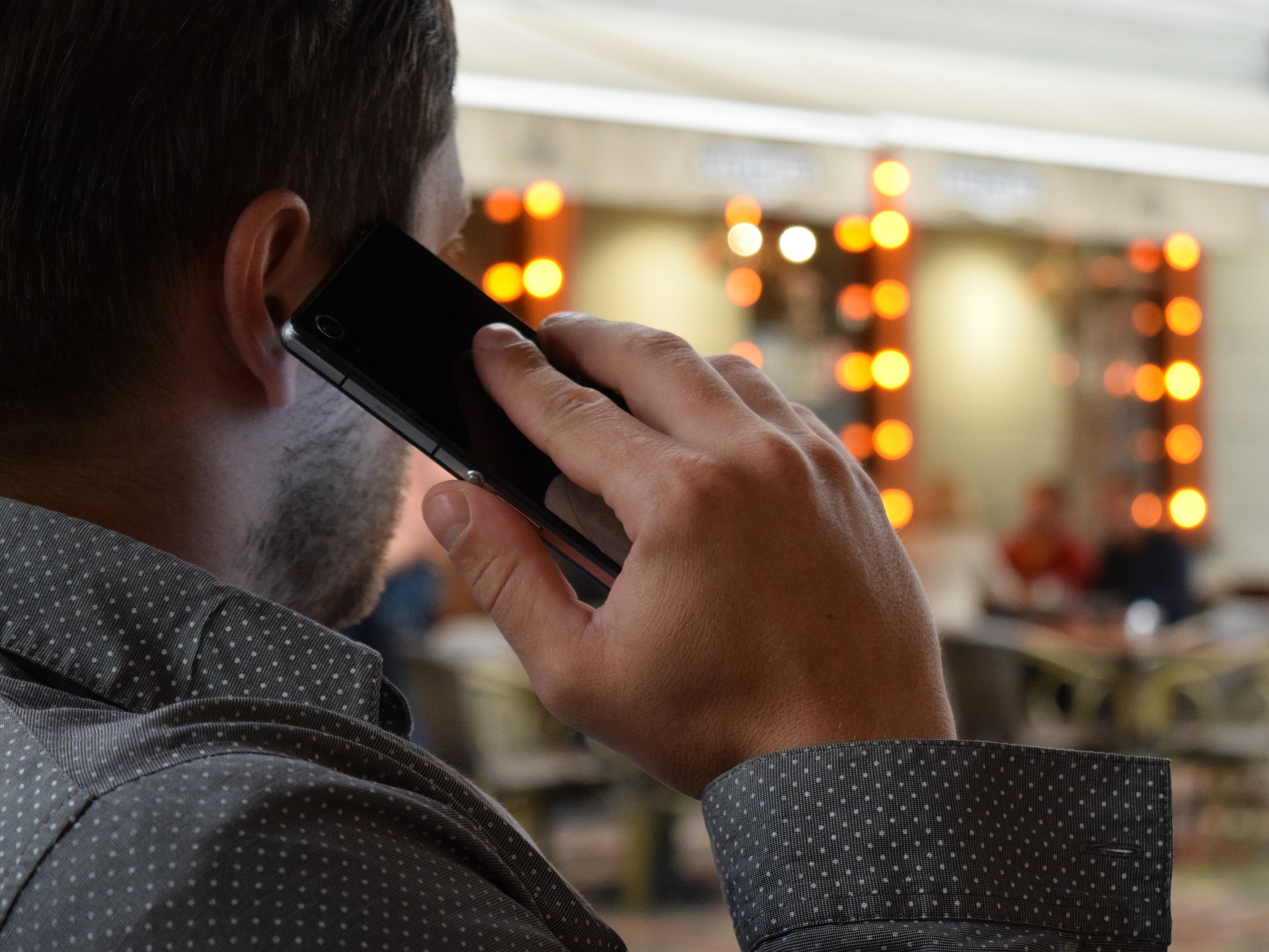 Un hombre que habla por teléfono