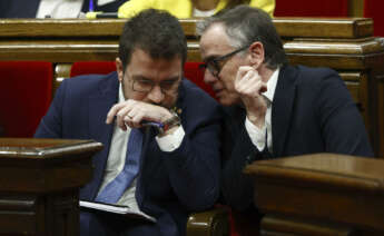 GRAFCAT1260. BARCELONA, 13/03/2024.- El presidente de la Generalitat, Pere Aragonès (i), conversa con el portavoz de ERC, Josep Maria Jové (d), durante el debate de totalidad de los presupuestos de la Generalitat para 2024 en el Parlamento de Cataluña, que se celebra sin que de momento el presidente Aragonès haya podido atar el apoyo de los comunes a las cuentas. EFE/Quique García