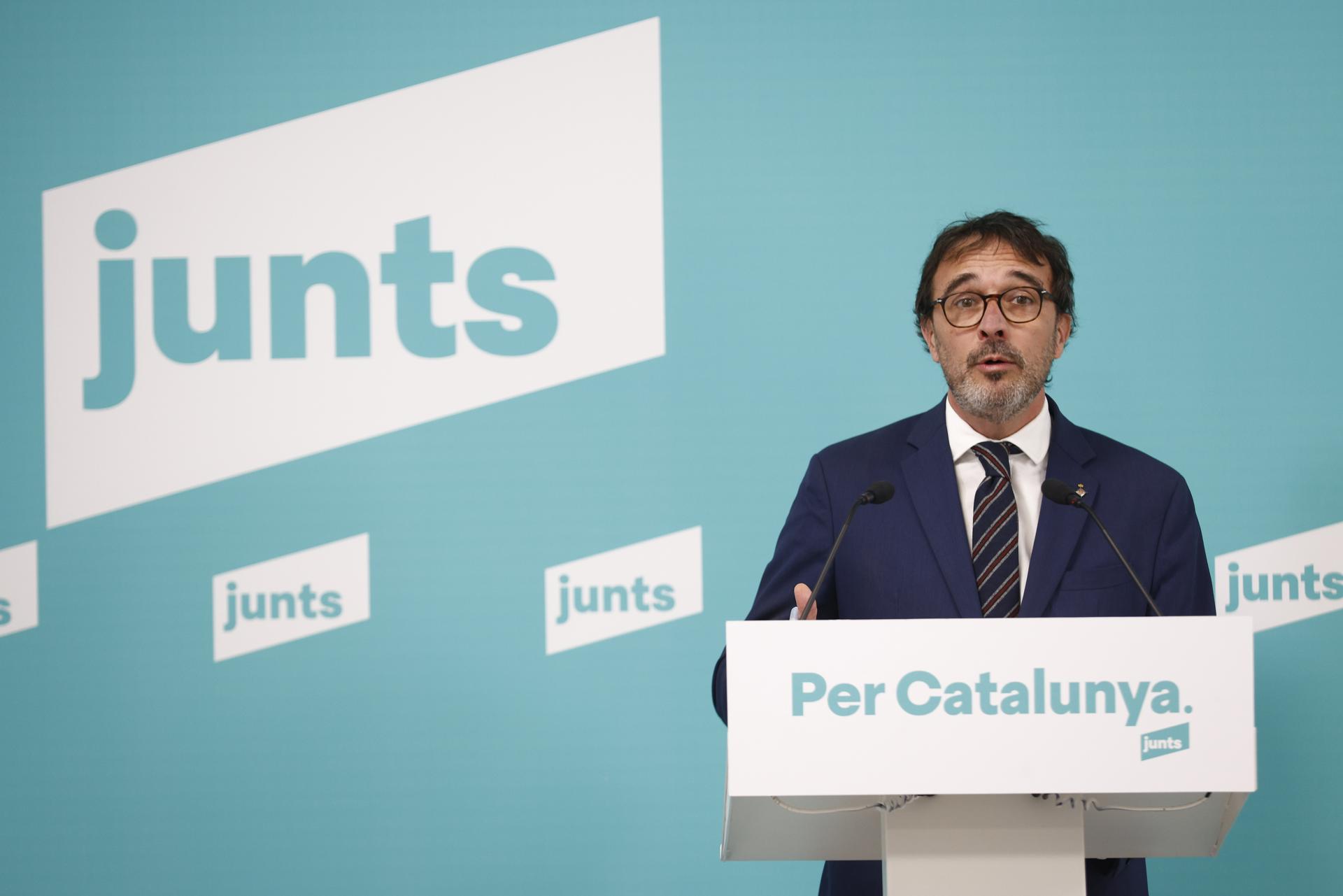 GRAFCAT8073. BARCELONA (ESPAÑA), 08/01/2024.-El vicepresidente y portavoz de JxCat, Josep Rius, ha exigido este lunes al Gobierno de Pedro Sánchez que retire sus tres primeros decretos ley y los pacte con Junts, antes de volver a presentar una serie de decretos "individualizados" para cada uno de los temas que abordan.EFE/Quique García