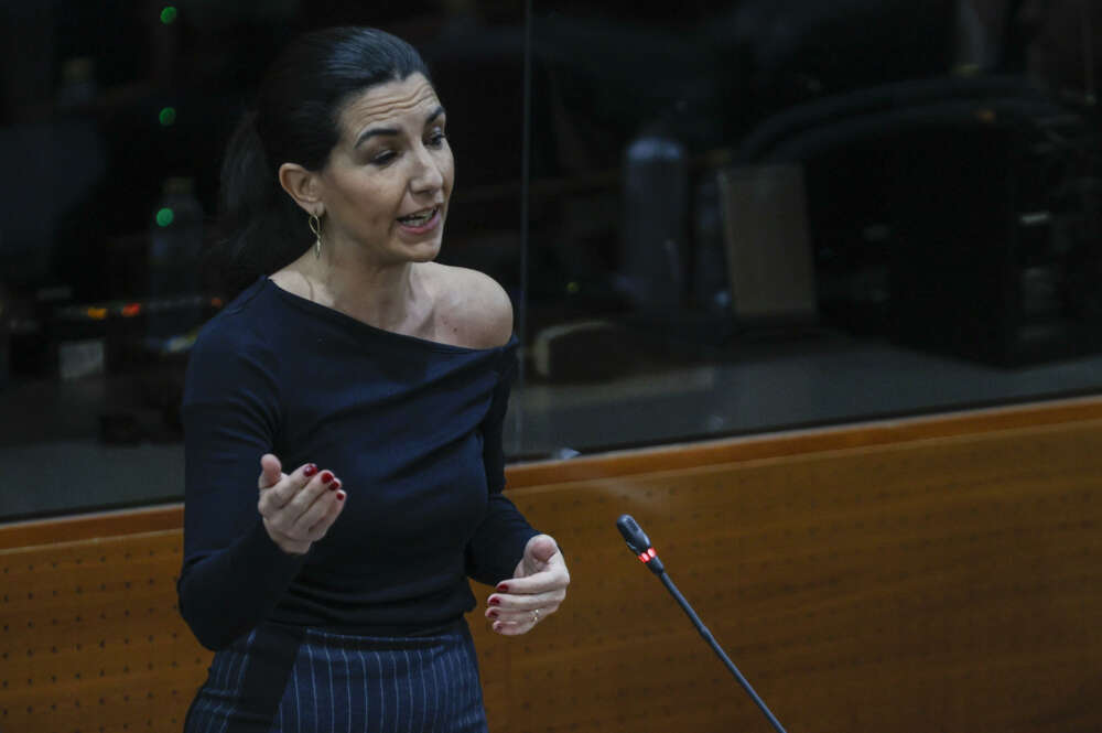 MADRID, 01/02/2024.- La portavoz de Vox, Rocío Monasterio, interviene en el pleno de la Asamblea de Madrid celebrado este jueves en el que la oposición pregunta a la presidenta de la Comunidad, Isabel Díaz Ayuso, sobre los objetivos del ejecutivo regional para este año o el traslado de inmigrantes al centro de acogida de Alcalá de Henares. EFE/ Fernando Alvarado