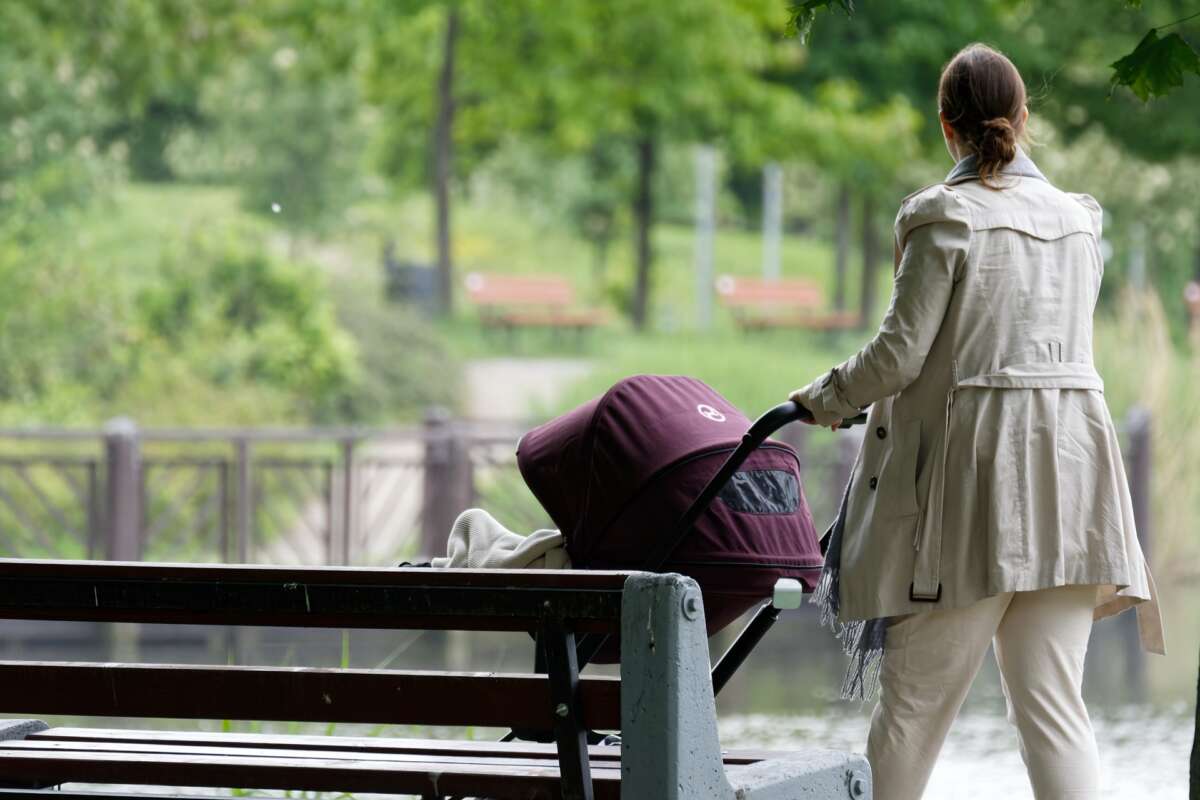 madre paseando a su hijo